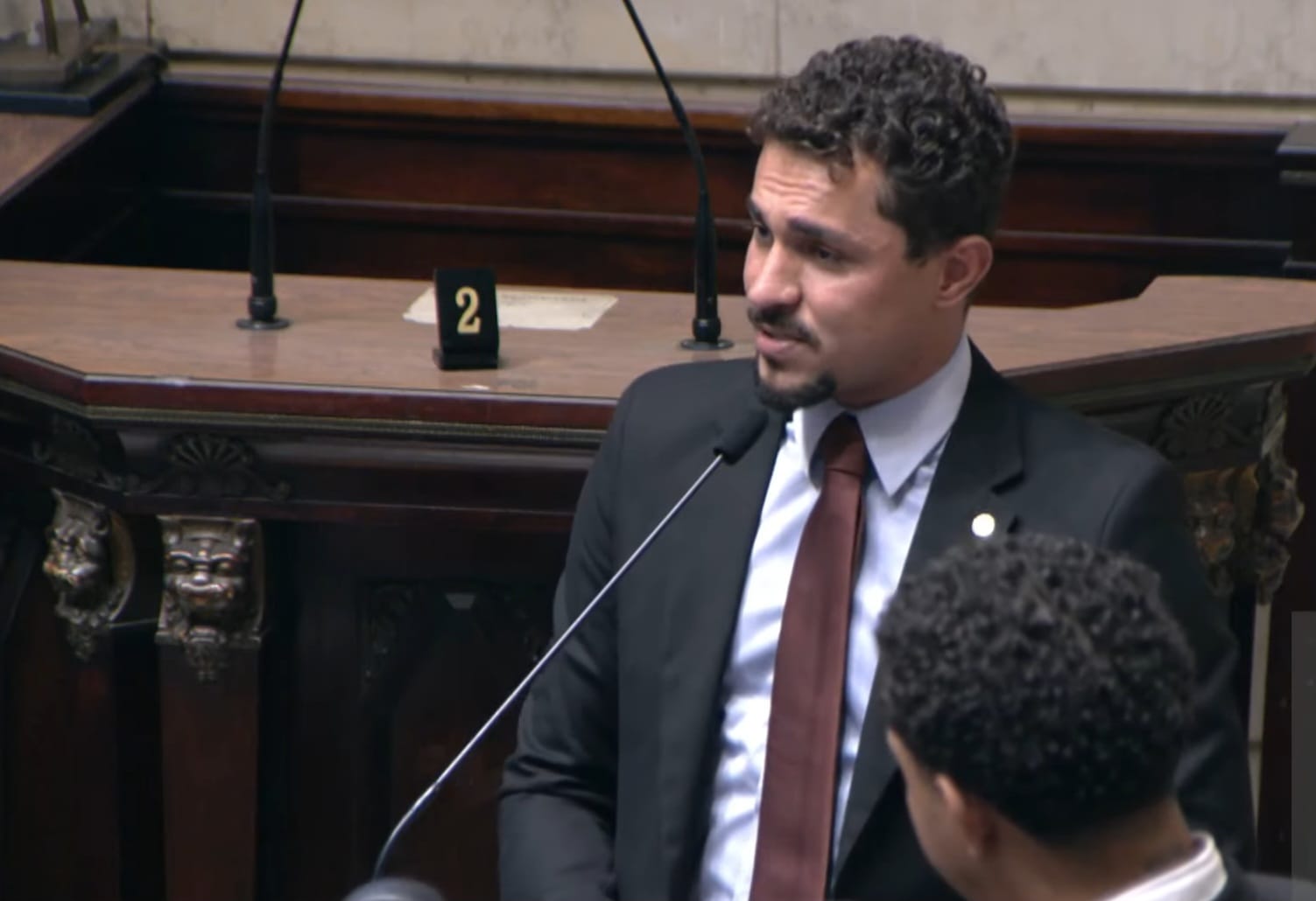 Salvino Oliveira volta à Câmara após prisão e critica ação da polícia: ‘Minha inocência será provada’; vídeo