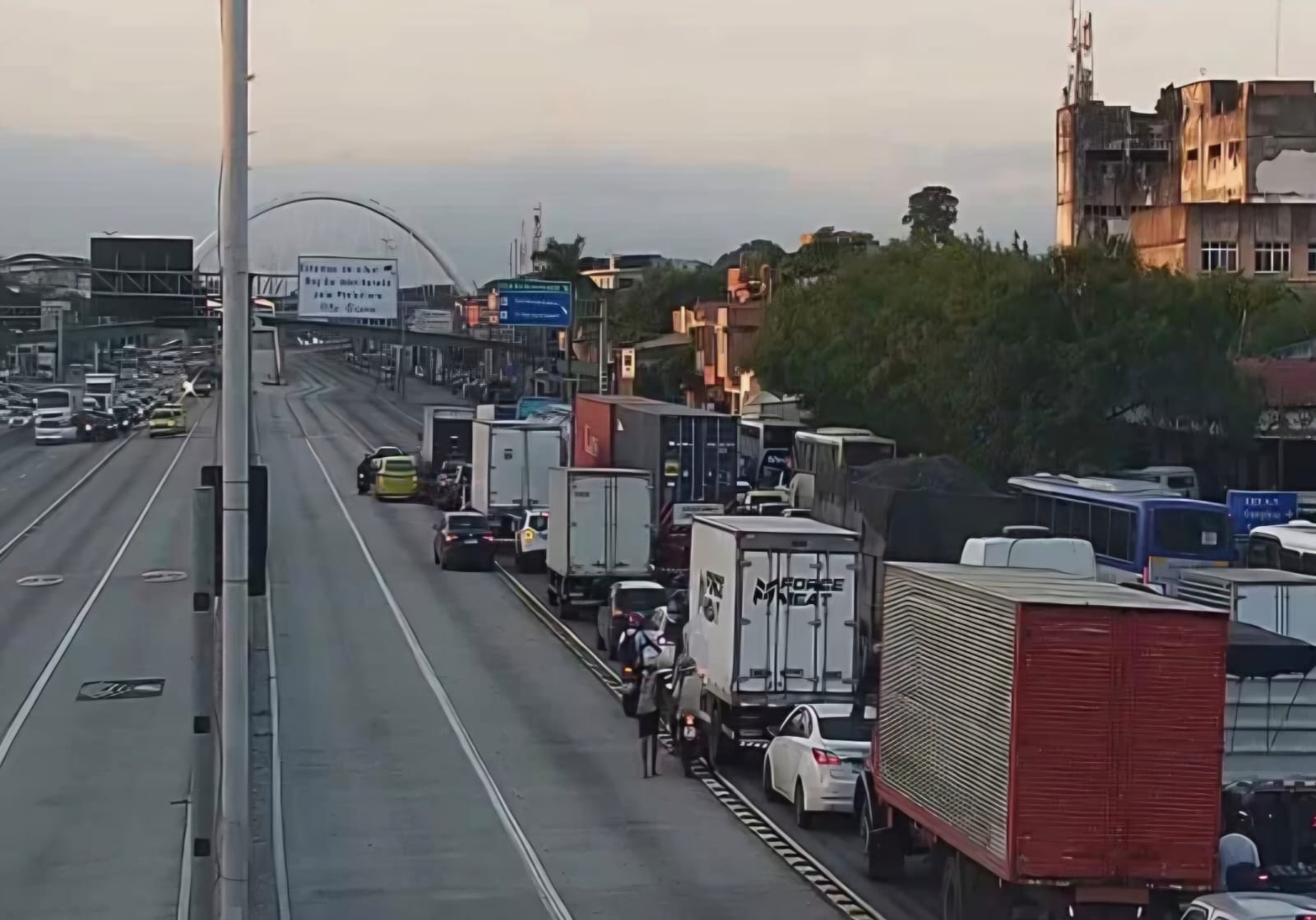 Vídeo: Ocorrência policial fecha Avenida Brasil nos dois sentidos
