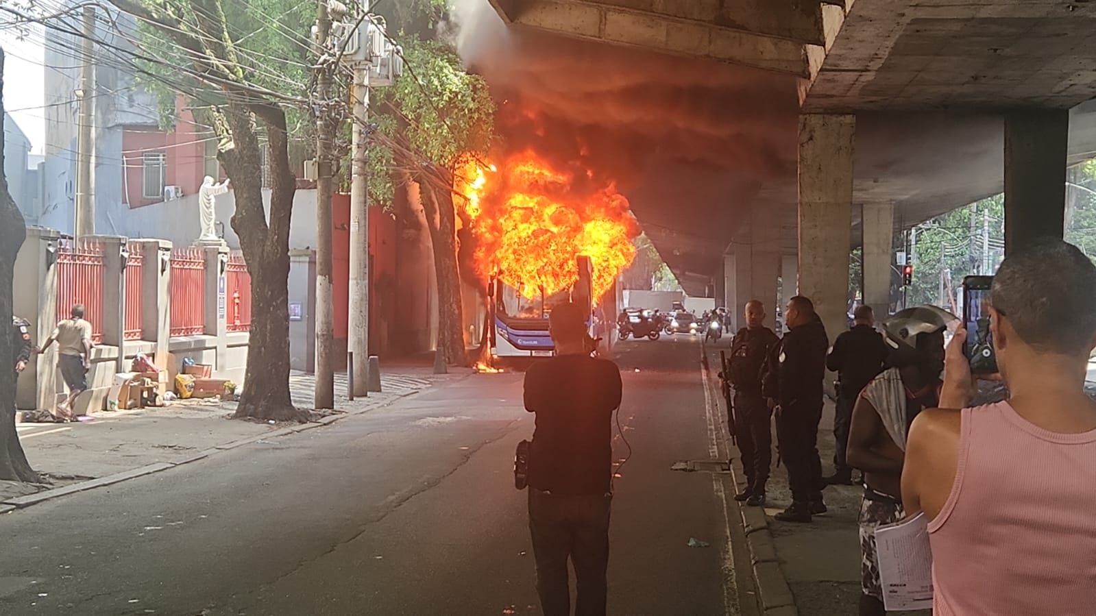 Bandidos incendeiam ônibus e causam caos no trânsito do Rio após morte de líder do CV; vídeo