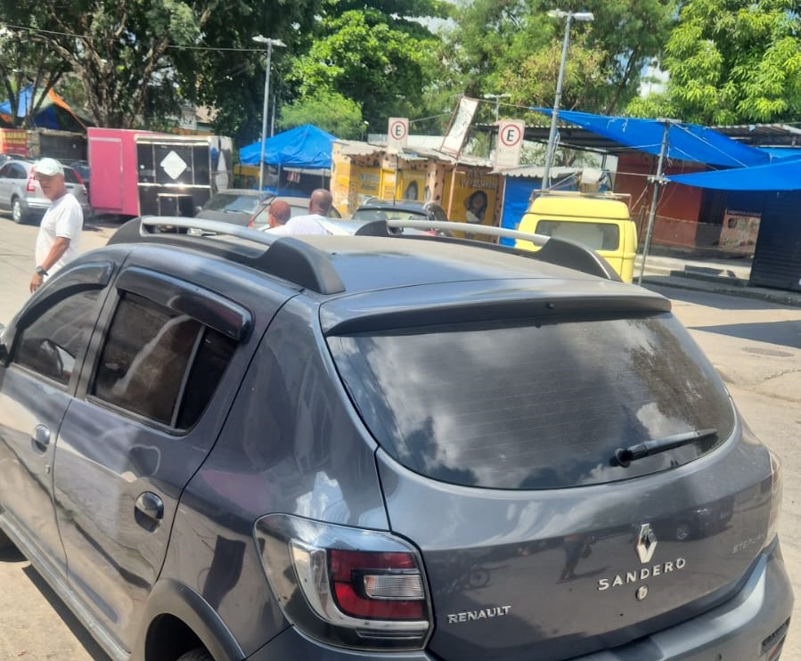 Homem é encontrado morto dentro de carro na Vila Kennedy