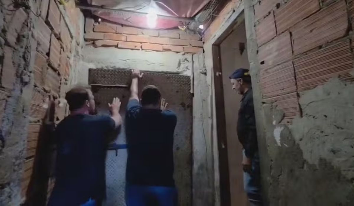 Polícia prende traficantes e estoura bunker do tráfico em casarão na Lapa