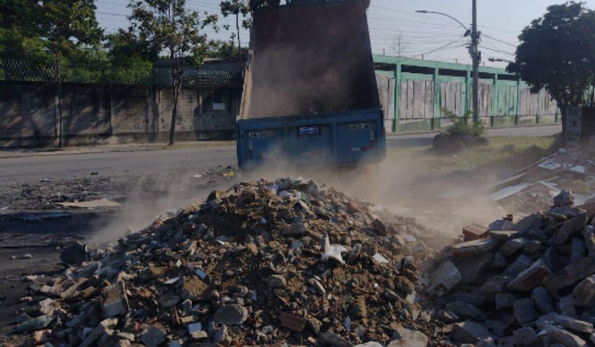 Agentes da Comlurb poderão multar motoristas que jogarem lixo na rua 
