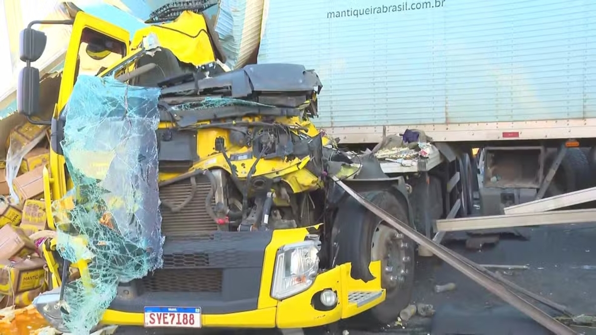 Grave acidente fecha trecho da Dutra em Nova Iguaçu