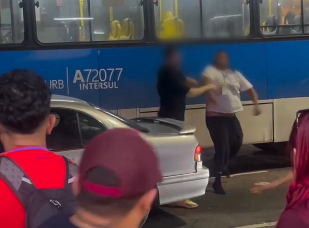 Discussão no trânsito termina em agressões na Zona Sul; veja o vídeo