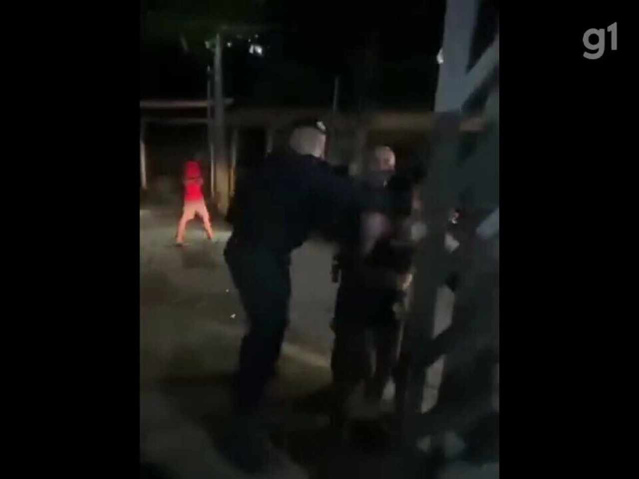 Vídeo mostra PM agredindo mulher durante ação em Cachoeiras de Macacu