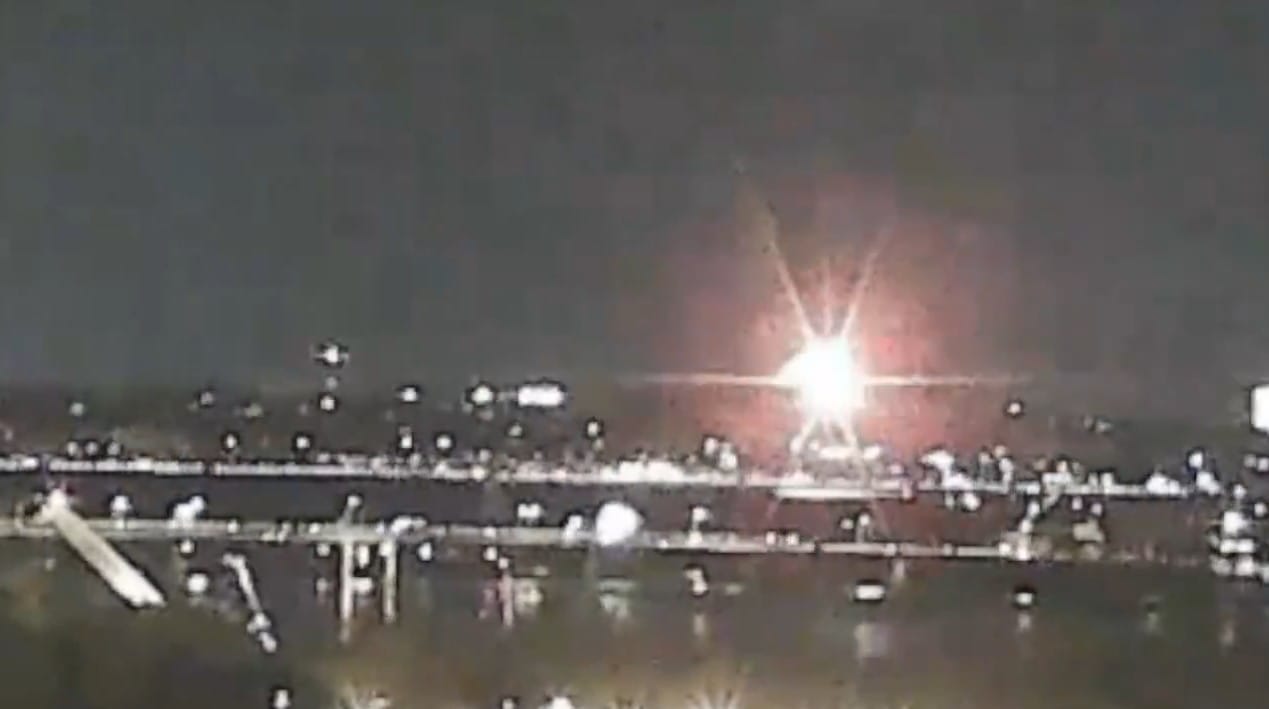 Vídeo inédito mostra colisão entre avião e helicóptero em Washington, nos EUA