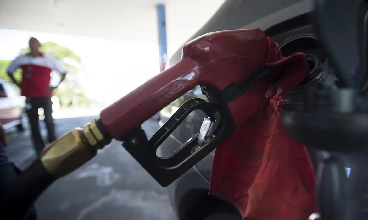 Governo corta impostos e cria subsídio para reduzir preço do diesel por causa da guerra no Irã