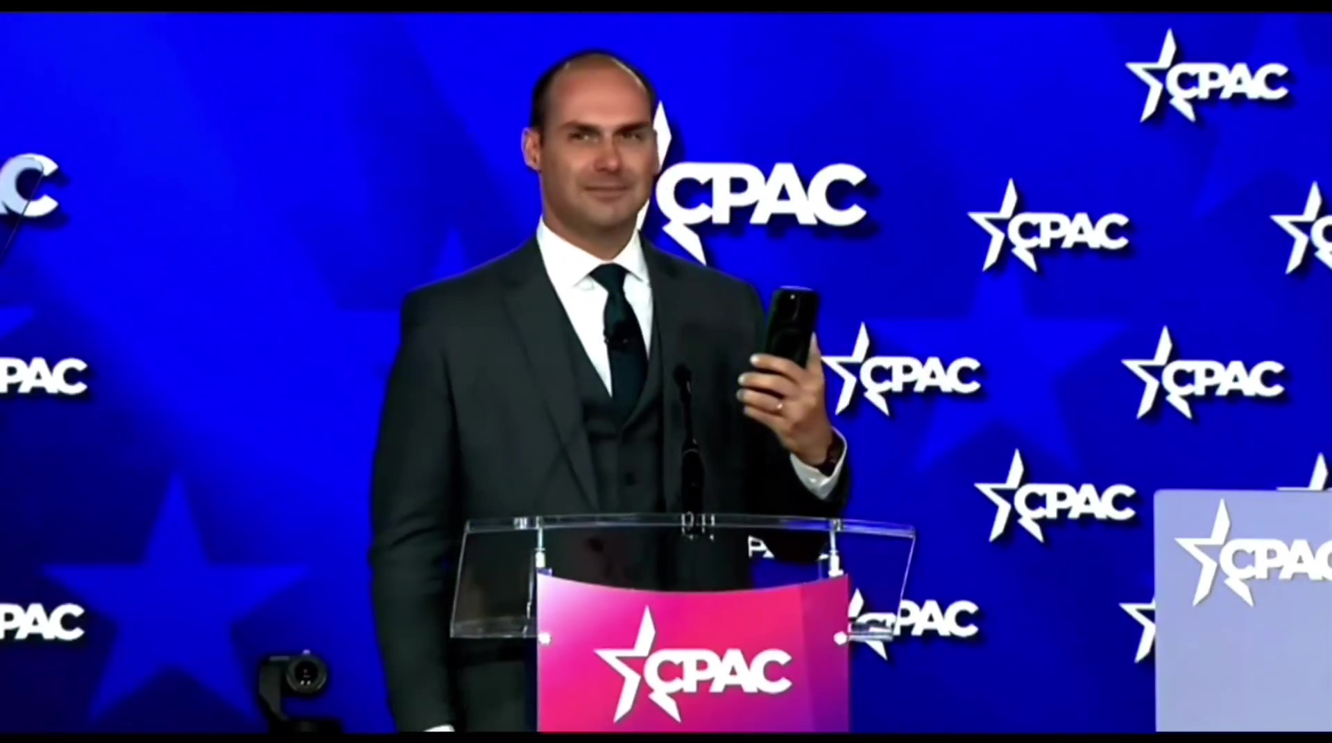 Vídeo: Eduardo Bolsonaro desafia restrição judicial e diz que mostrará vídeo ao pai, proibido de usar celular