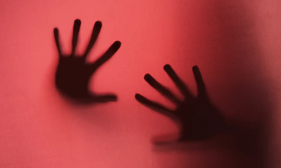 Brasil registra média de 15 estupros coletivos por dia entre 2022 e 2025, aponta Ministério da Saúde