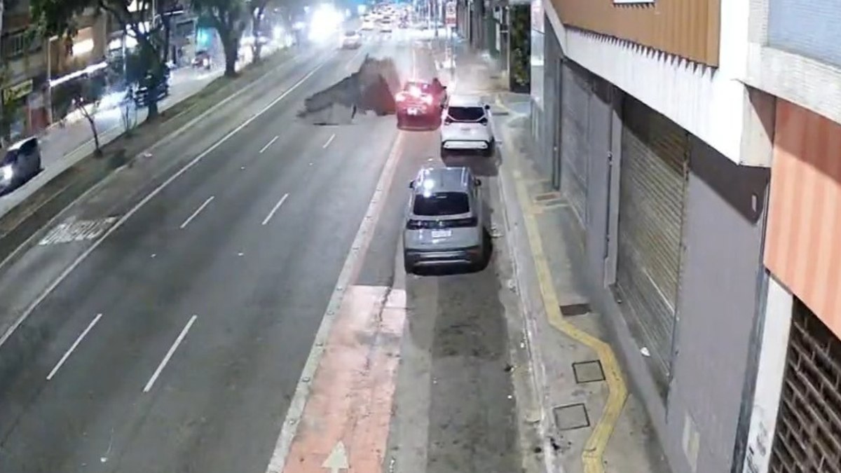 Vídeo: Explosão abre cratera na rua da Consolação em SP e carro escapa por pouco