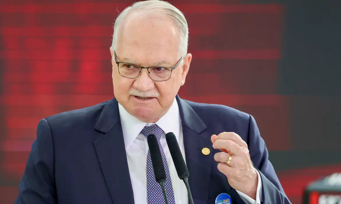 Fachin coloca fim do inquérito das fake news em debate no STF