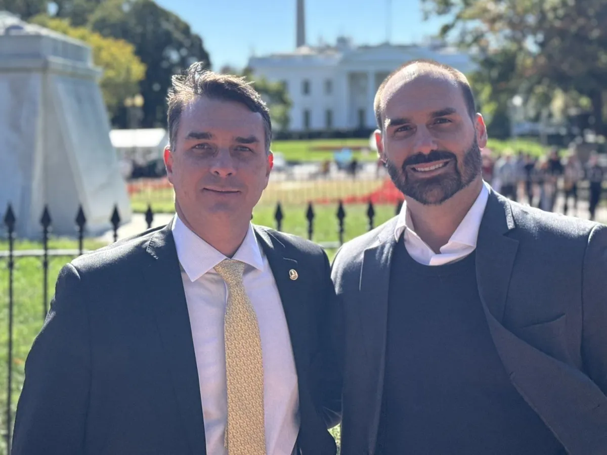 Flávio Bolsonaro vota a favor de PL da misoginia, criticado por Eduardo, e gera reação na direita