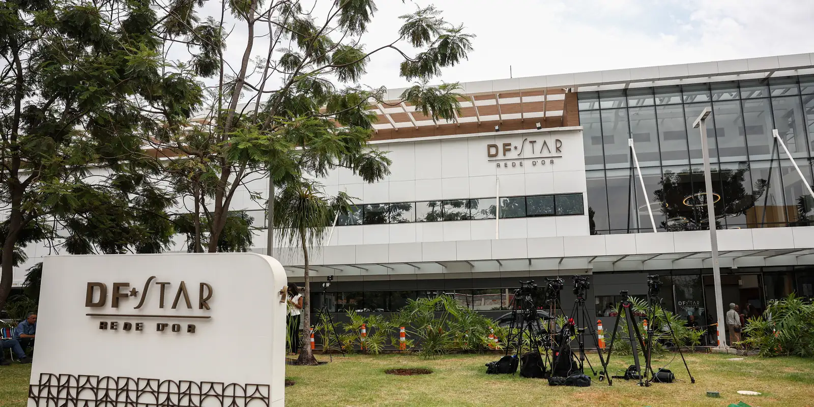 Ataques de apoiadores de Bolsonaro a jornalistas em hospital de Brasília viram caso de polícia