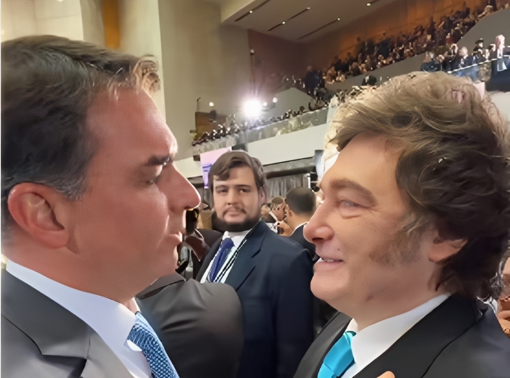 Flávio Bolsonaro agradece a Milei por asilo a  condenado pelo 8 de Janeiro: ‘Há esperança’; vídeo