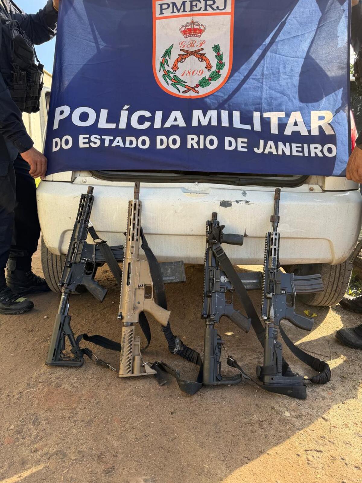 PM prende quatro suspeitos com fuzis em Duque de Caxias
