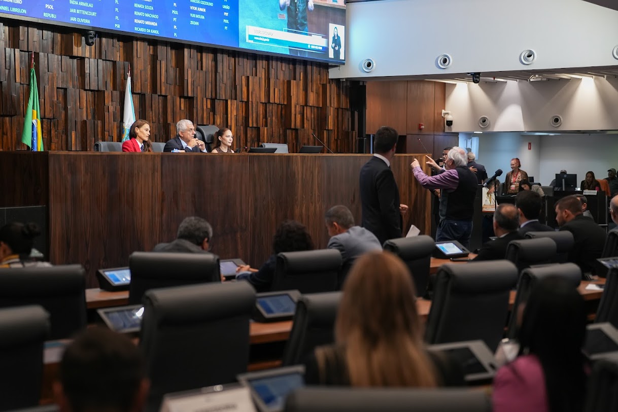 Debate sobre mudança no regimento vira confronto após acusação de Renata Souza contra Amorim