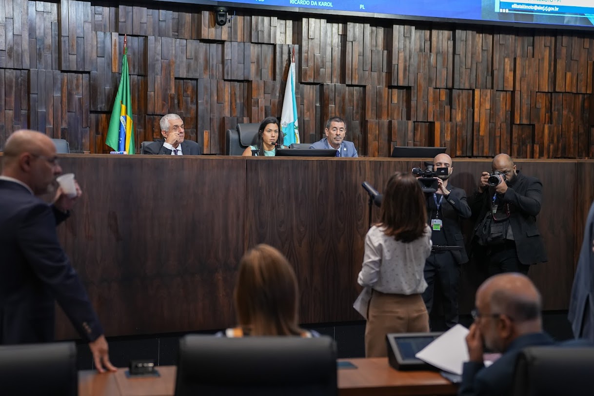 Expectativa por julgamento de Cláudio Castro movimenta bastidores e provoca rearranjo partidário na Alerj