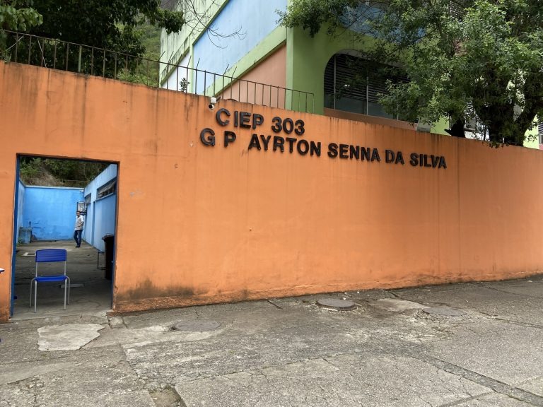 Há 41 dias sem luz, alunos de Ciep na Rocinha têm aulas no pátio