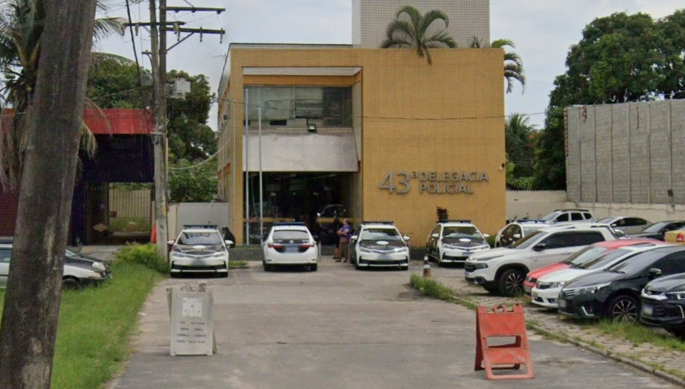 Vídeo: homem é esfaqueado em briga dentro de BRT na Zona Oeste