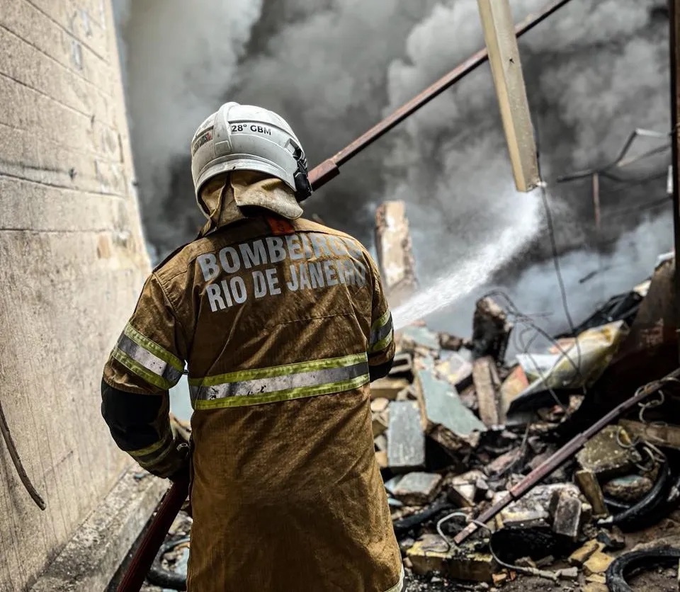 Bombeiros passam a madrugada e entram no 2º dia de combate a incêndio em Ramos