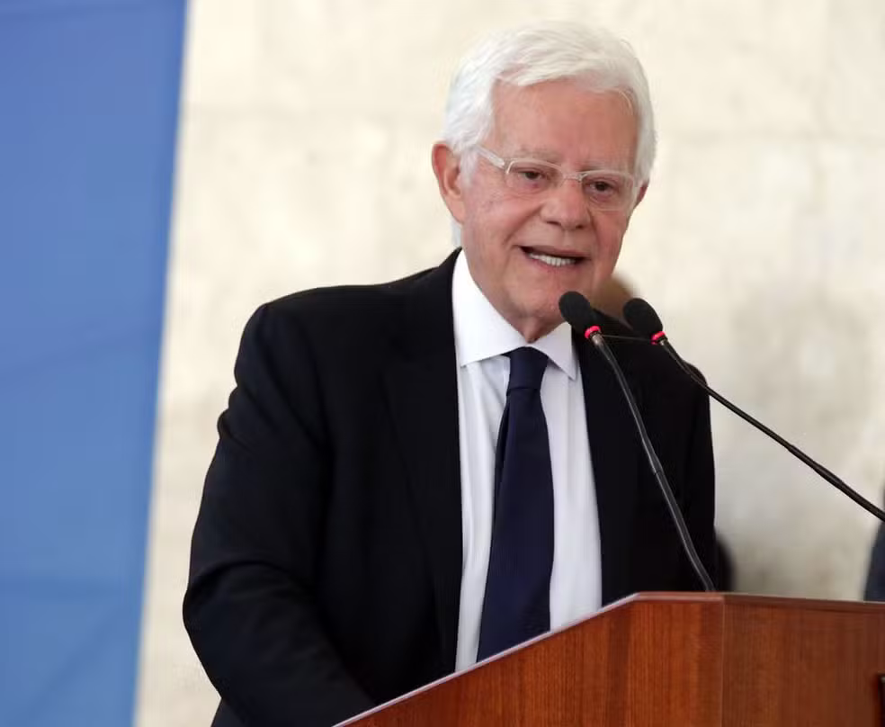 Moreira Franco lança no Rio livro sobre bastidores da política brasileira