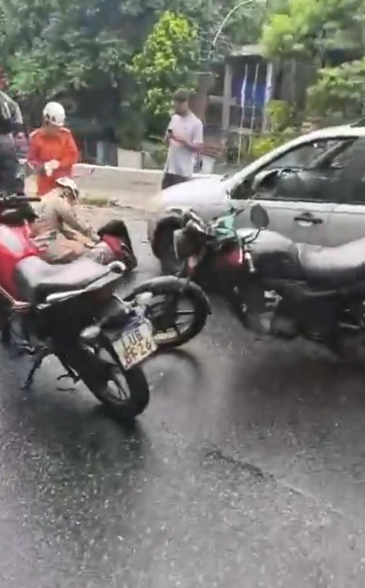 Queda de árvore atinge motoboy na Gávea e interdita trânsito. Vídeo