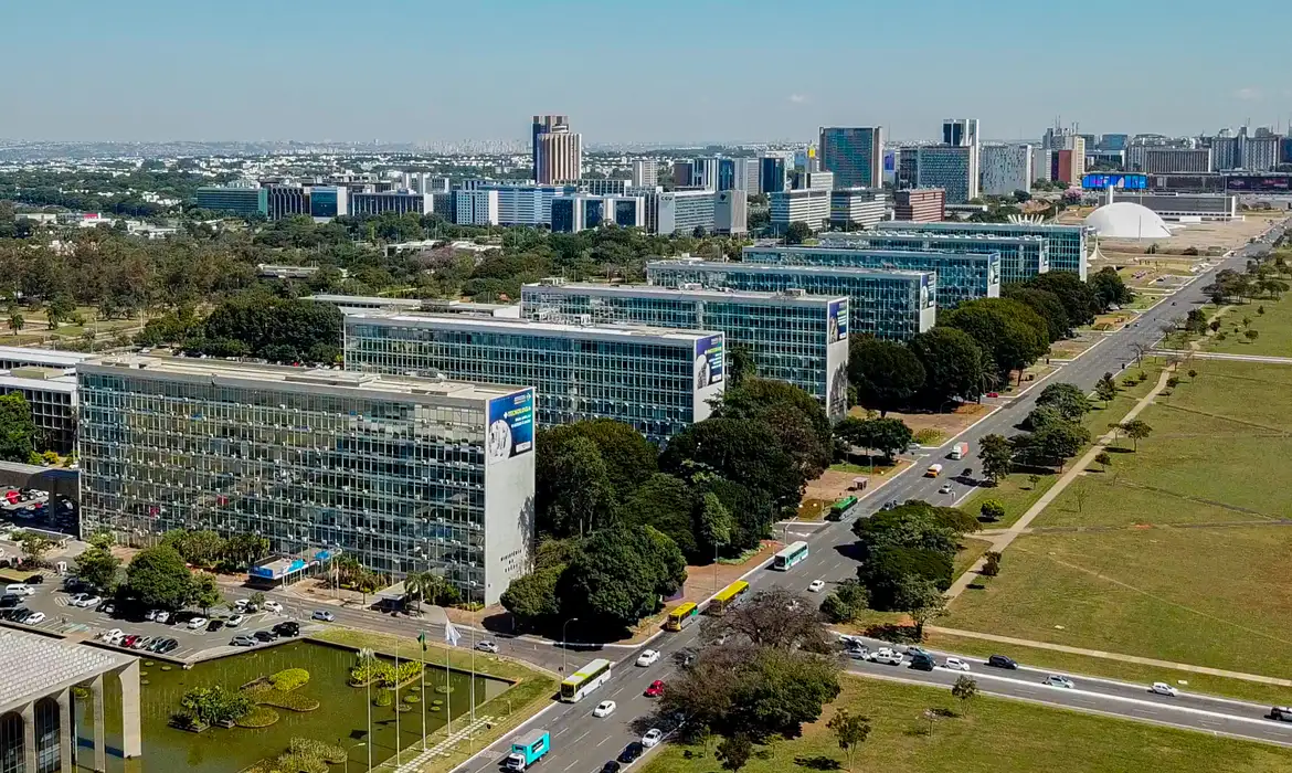 Lei reestrutura carreiras e cria 24 mil cargos no Executivo