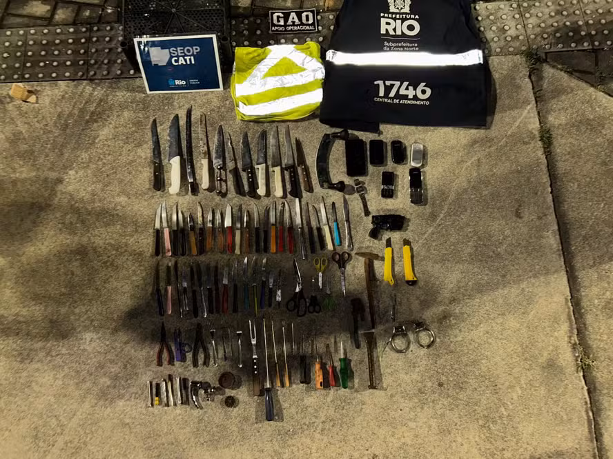 Operação em Madureira apreende armas brancas com população de rua e realiza abordagem social