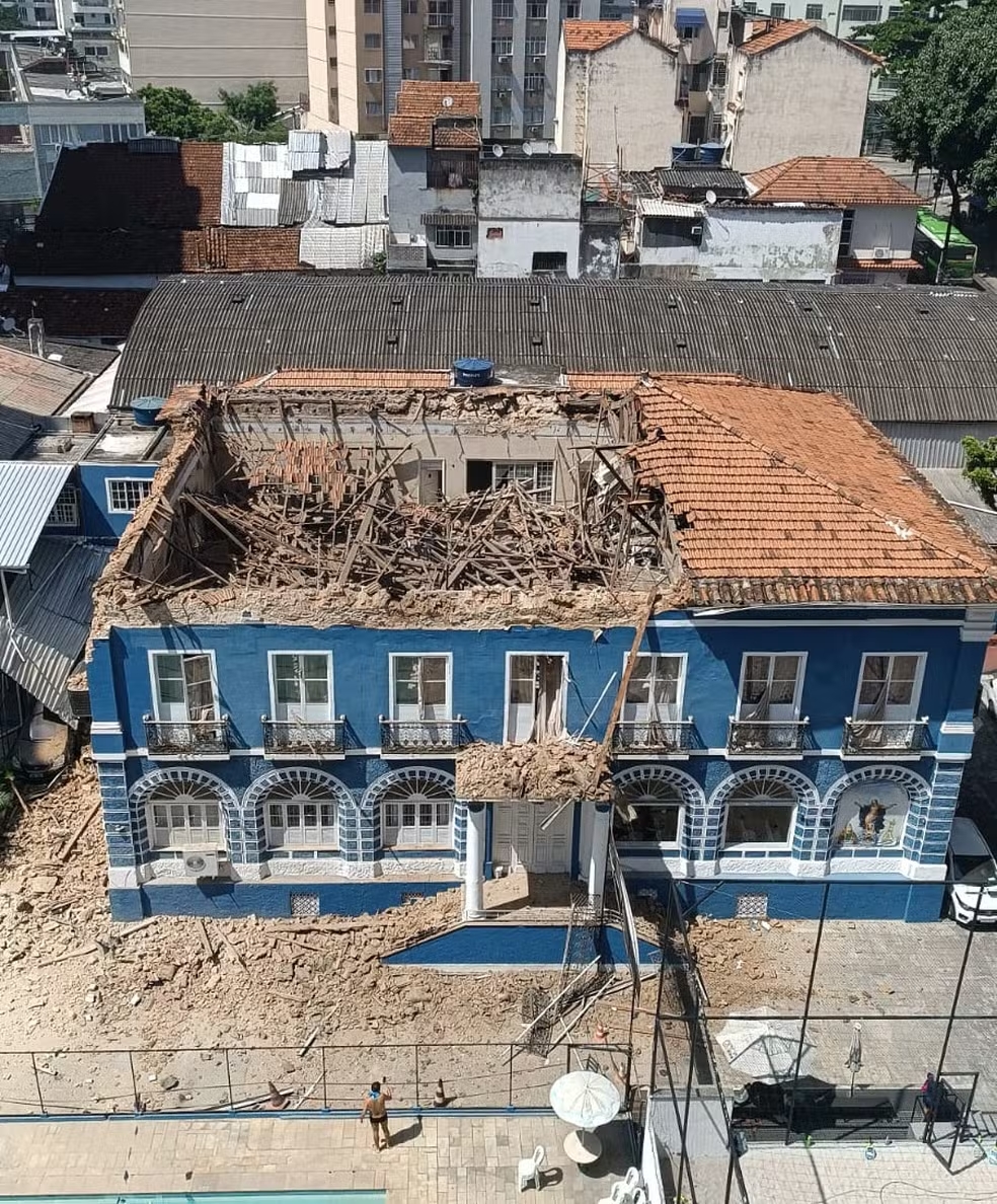 Parte do telhado da Casa dos Poveiros desaba no Rio Comprido