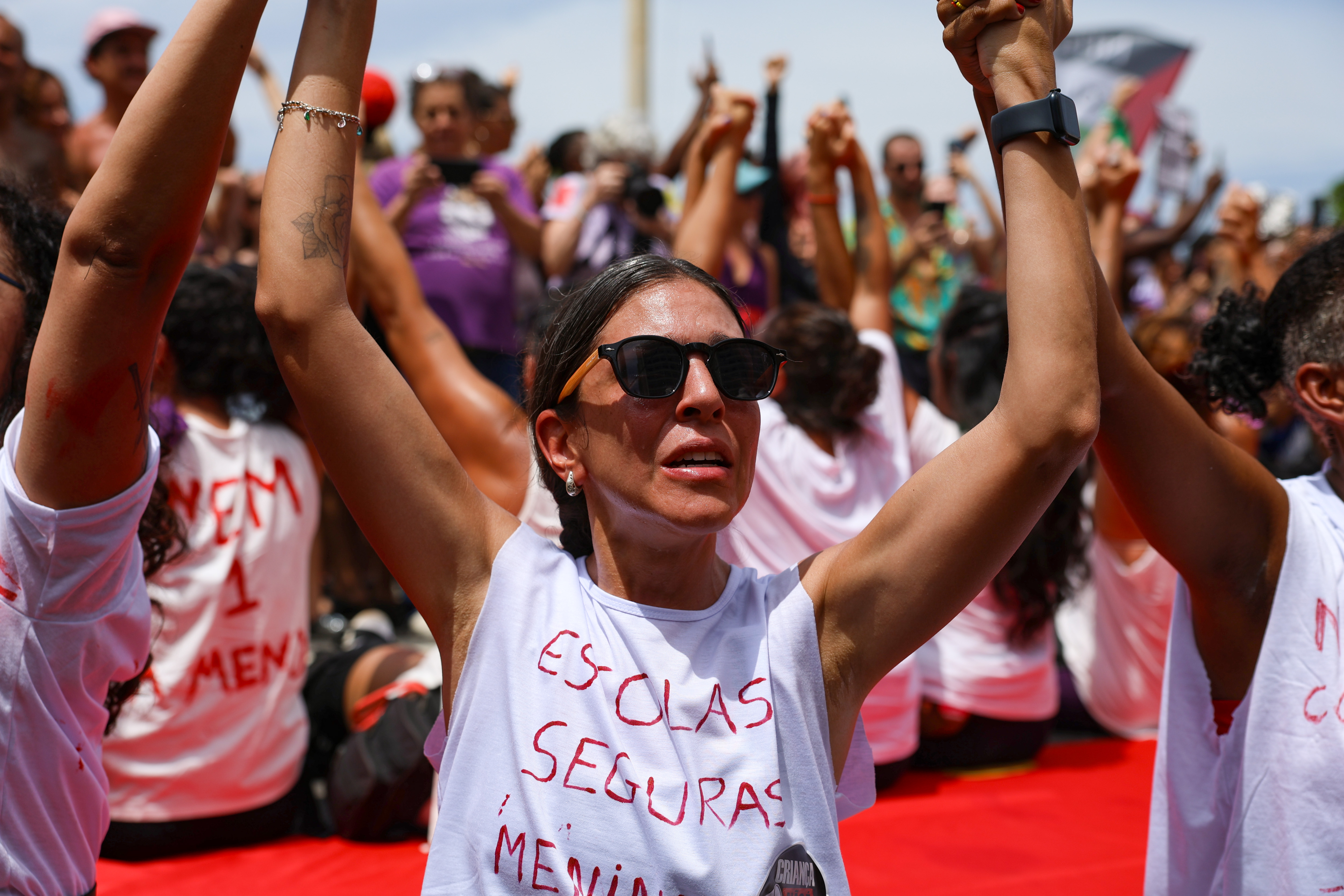 Mulheres ocupam orla de Copacabana em protesto contra o feminicídio