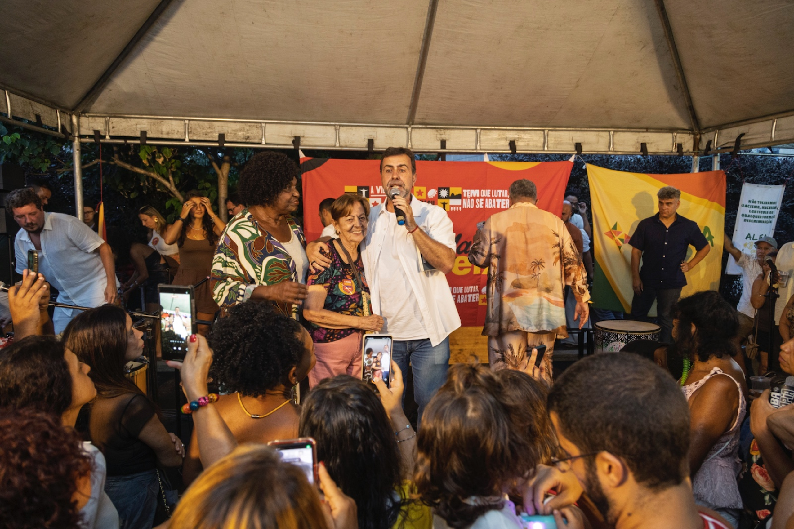 Freixo lança livro no Rio e mobiliza ato com políticos e artistas