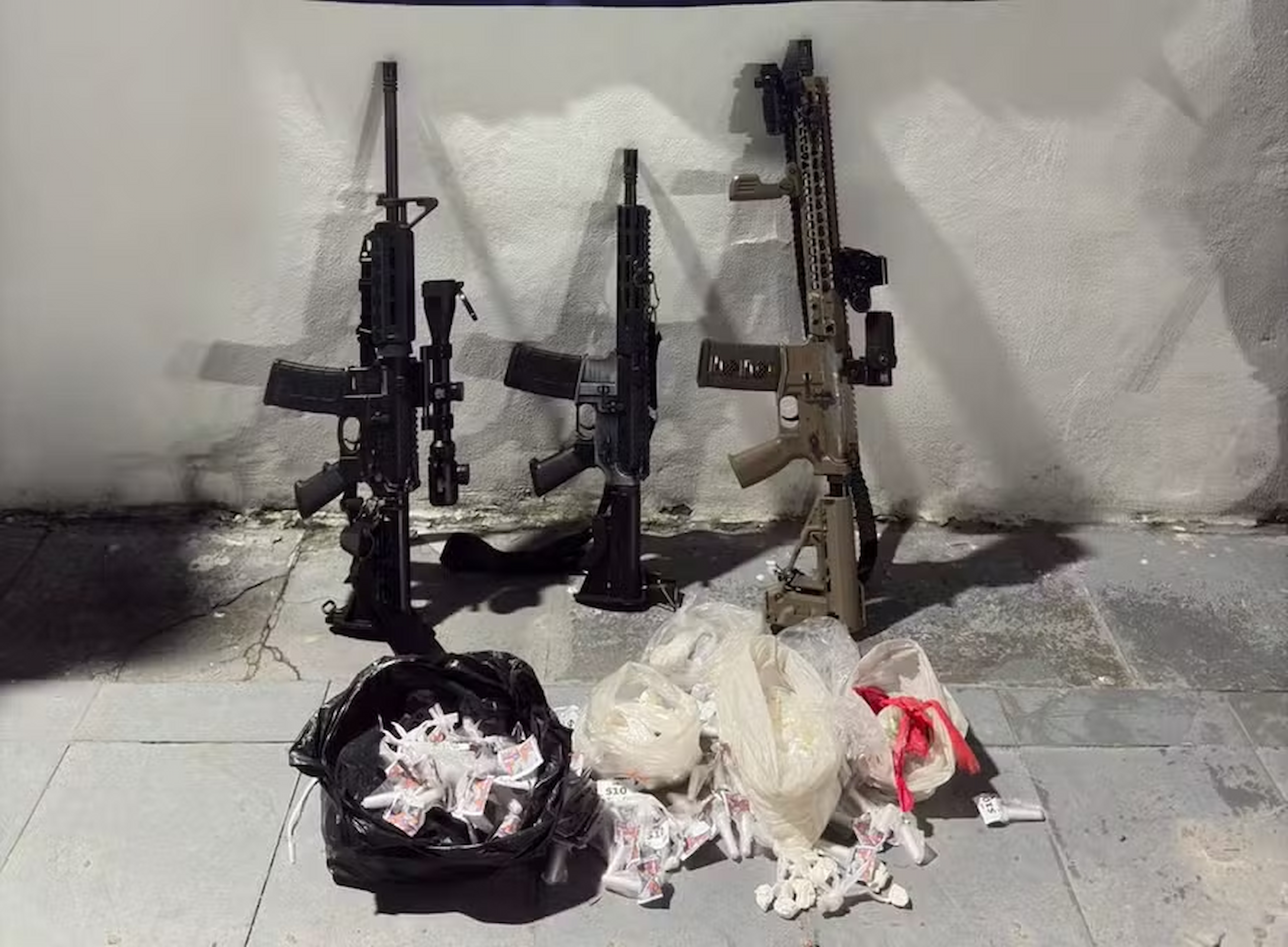 Polícia apreende três fuzis em casa abandonada na Baixada Fluminense