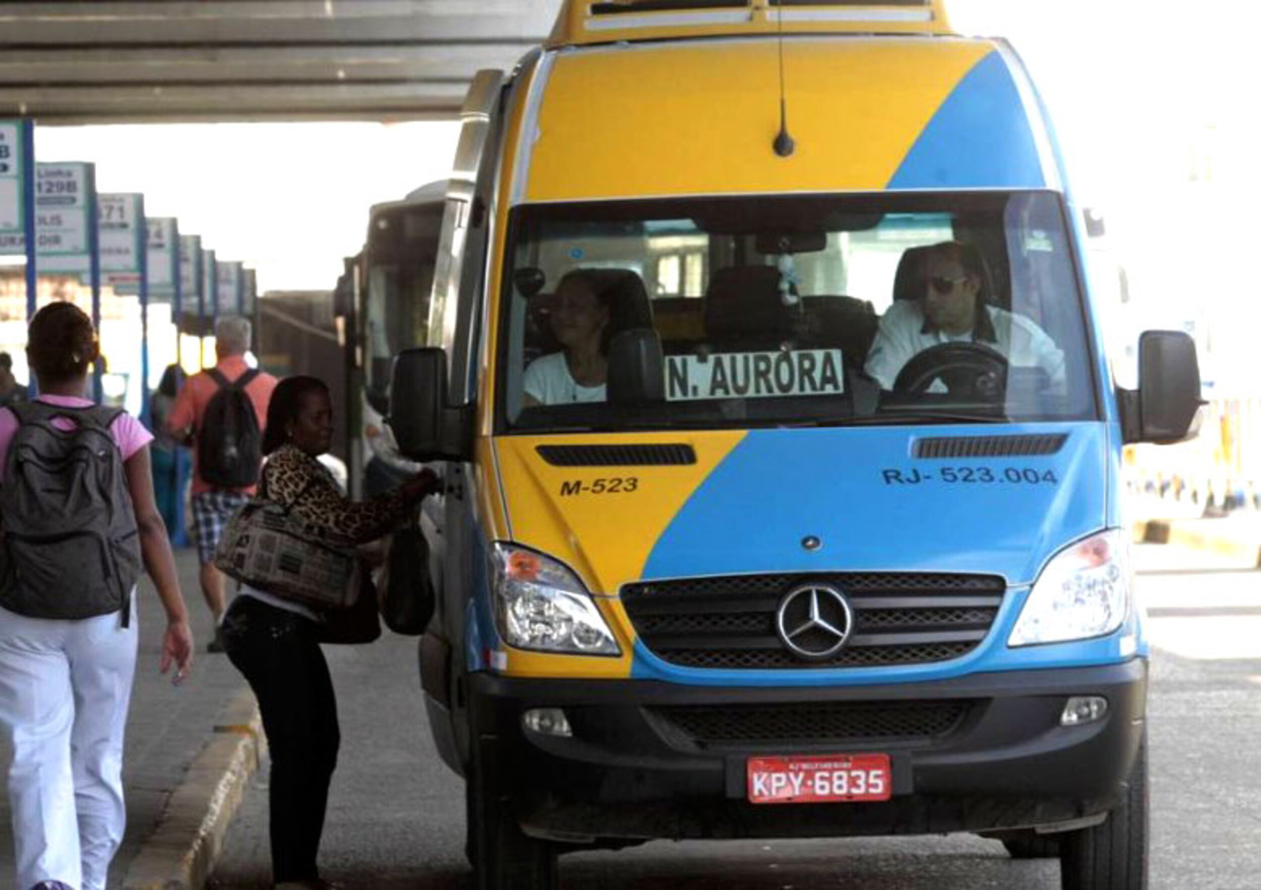 Detro-RJ publica regras para letreiros de LED em vans intermunicipais; confira as exigências