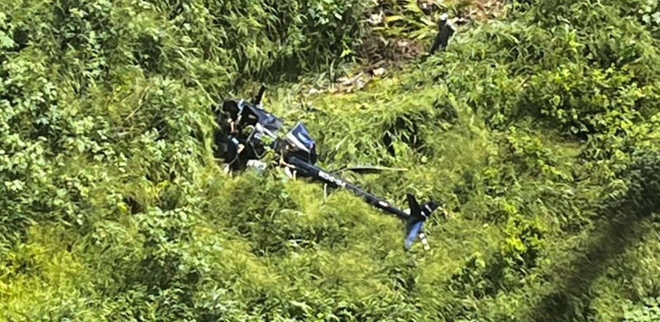 Vídeo: Helicóptero faz pouso de emergência e cai em Campina Grande; quatro pessoas estavam a bordo