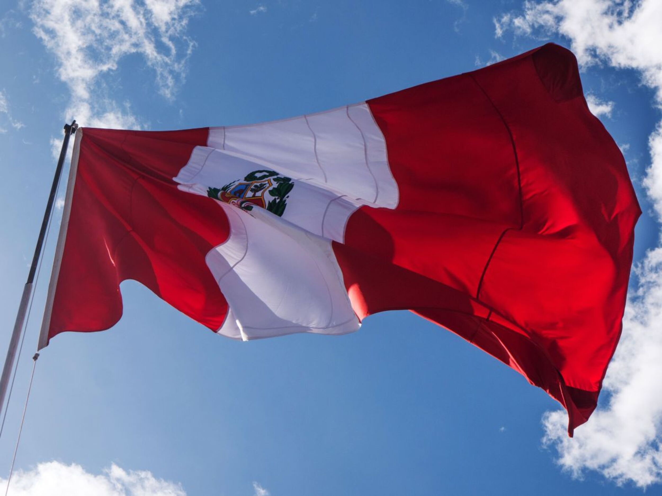 Após mais de 15 mil contestações, Peru deve adiar resultado da eleição presidencial para maio