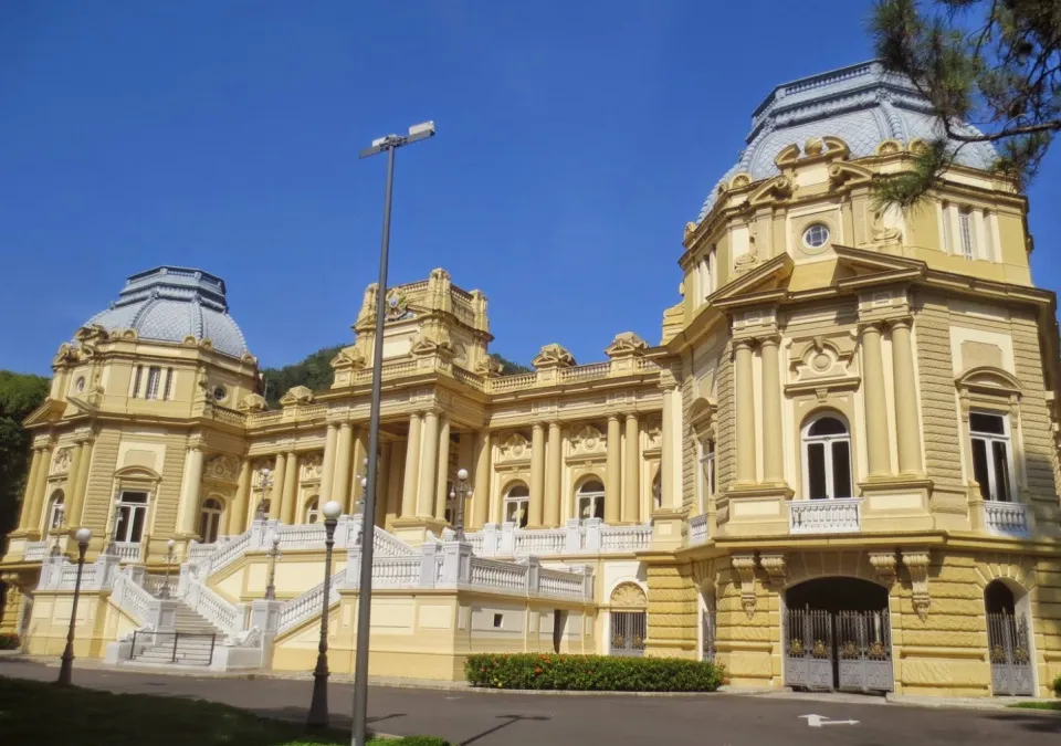 Impasse no Rio expõe contraste com transição rápida no governo do Amazonas