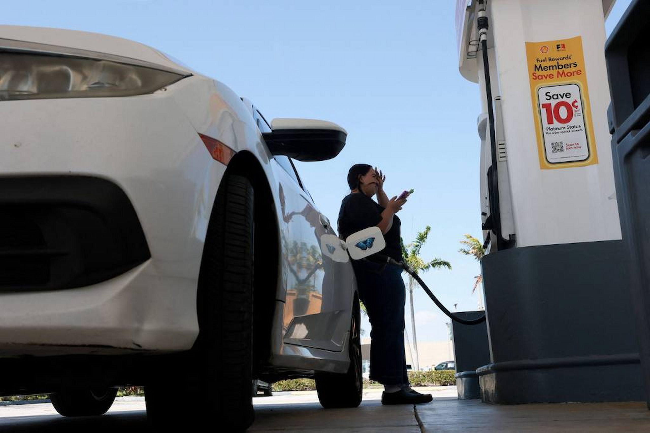 Americanos dividem carona e vendem até plasma sanguíneo para bancar gasolina mais cara