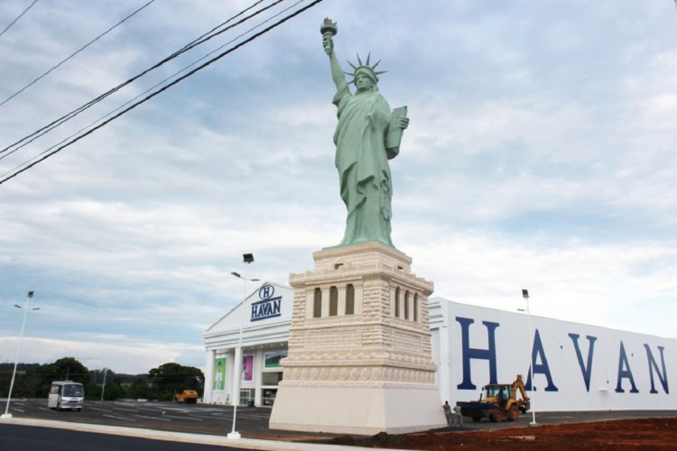 Estátuas da Havan são alvo de vandalismo em quatro estados, incluindo RJ