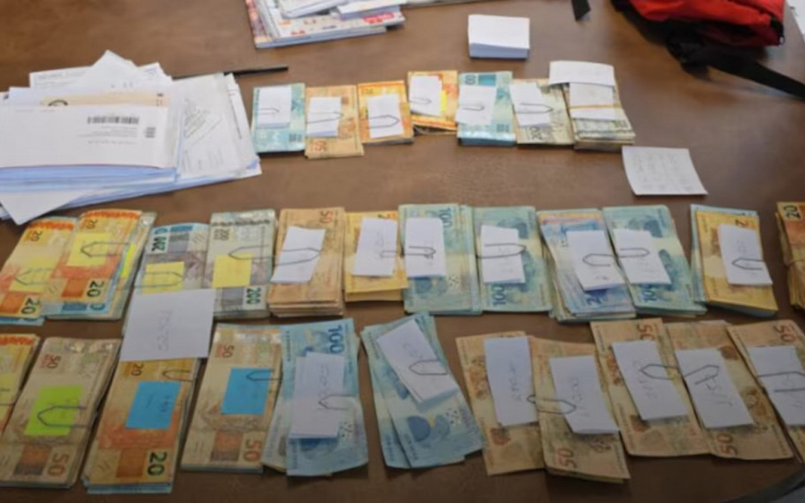 Presa por fraude bilionária rompe com advogado e cobra devolução de R$ 220 mil em honorários