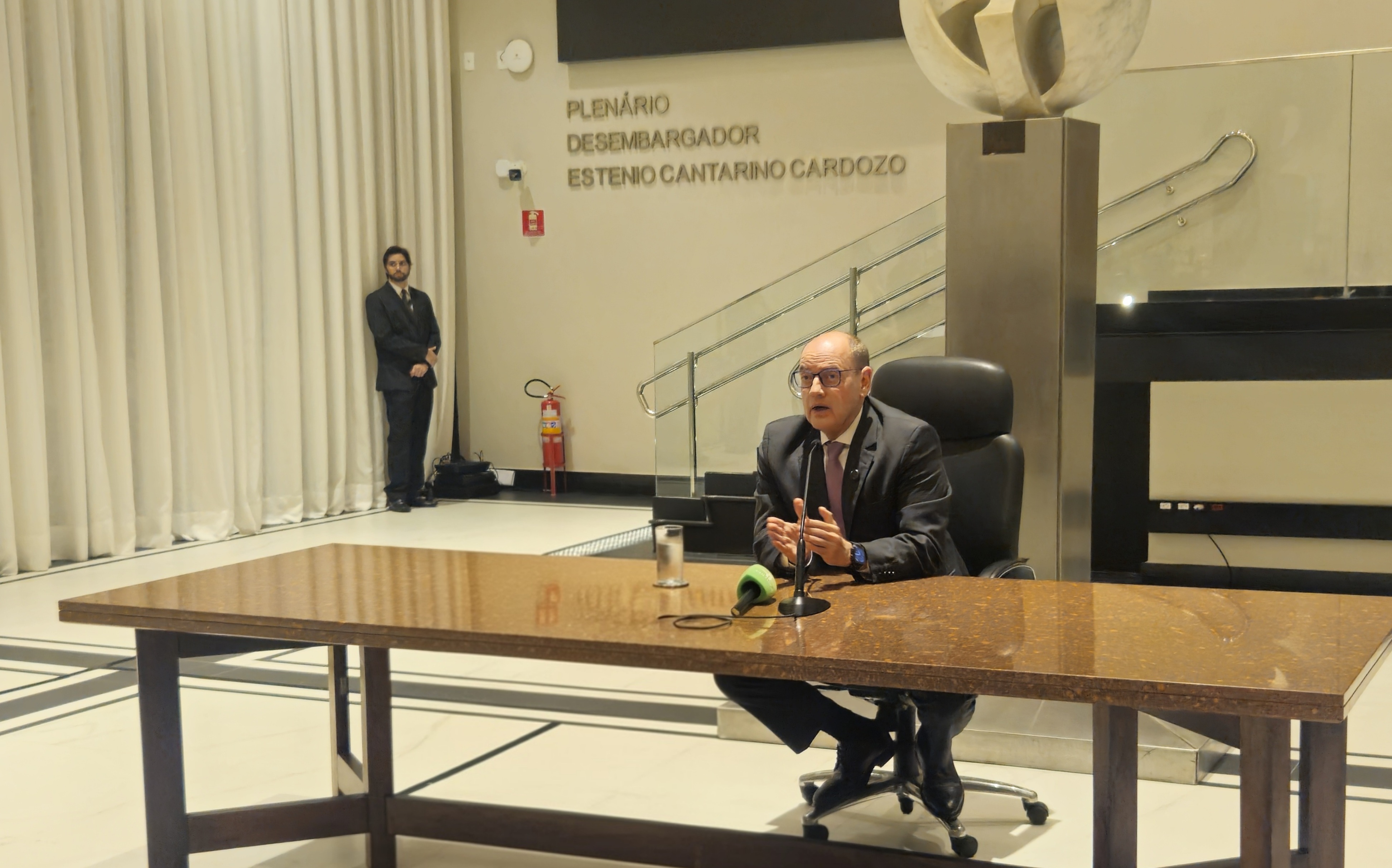 Ricardo Couto sanciona lei que amplia prazo de carência de financiamentos para municípios