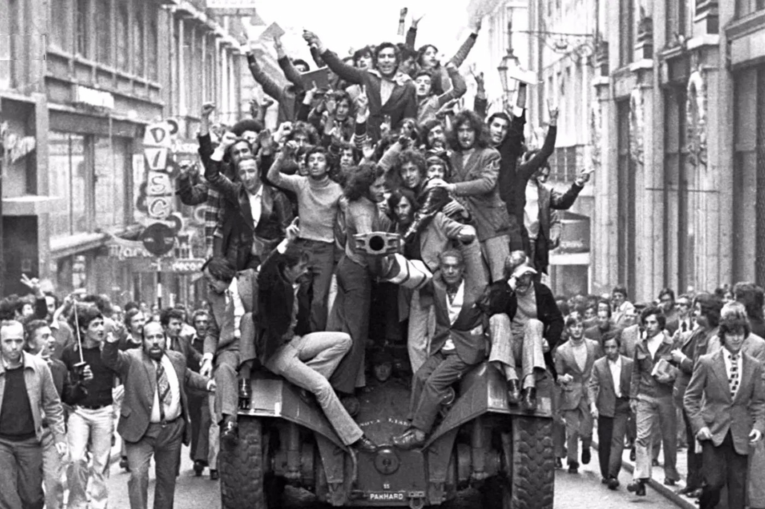 ‘Foi bonita a festa, pá’: Portugal celebra 52 anos da Revolução dos Cravos com alerta sobre liberdade e democracia