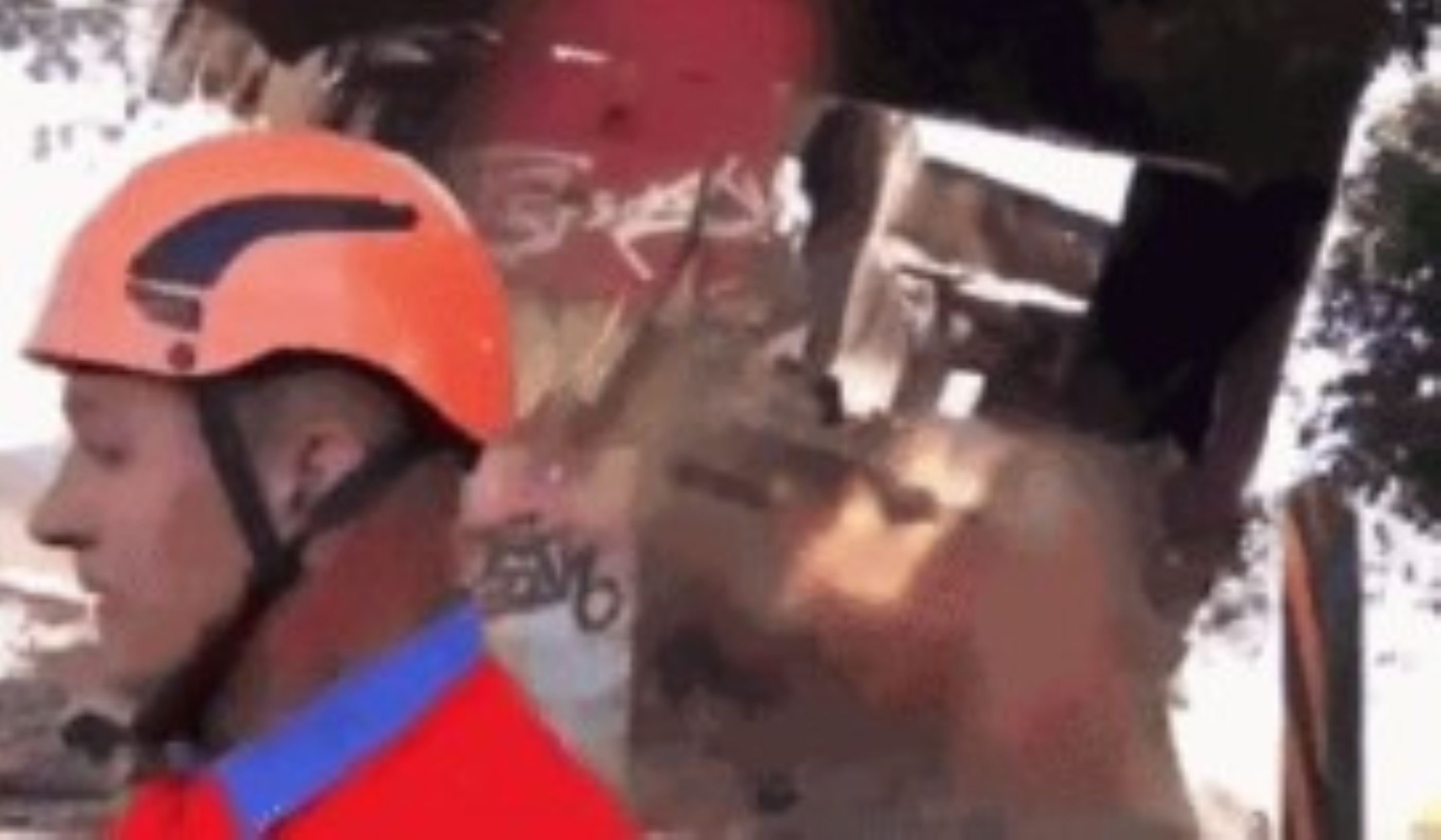 Casa desaba ao vivo em Campos durante entrevista e assusta