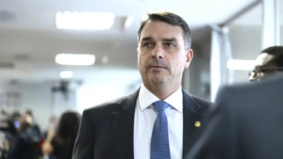 Flávio Bolsonaro reage à decisão de Zanin de manter Couto no governo: “Constituição se cumpre. E eleição se resolve no voto e não na canetada”