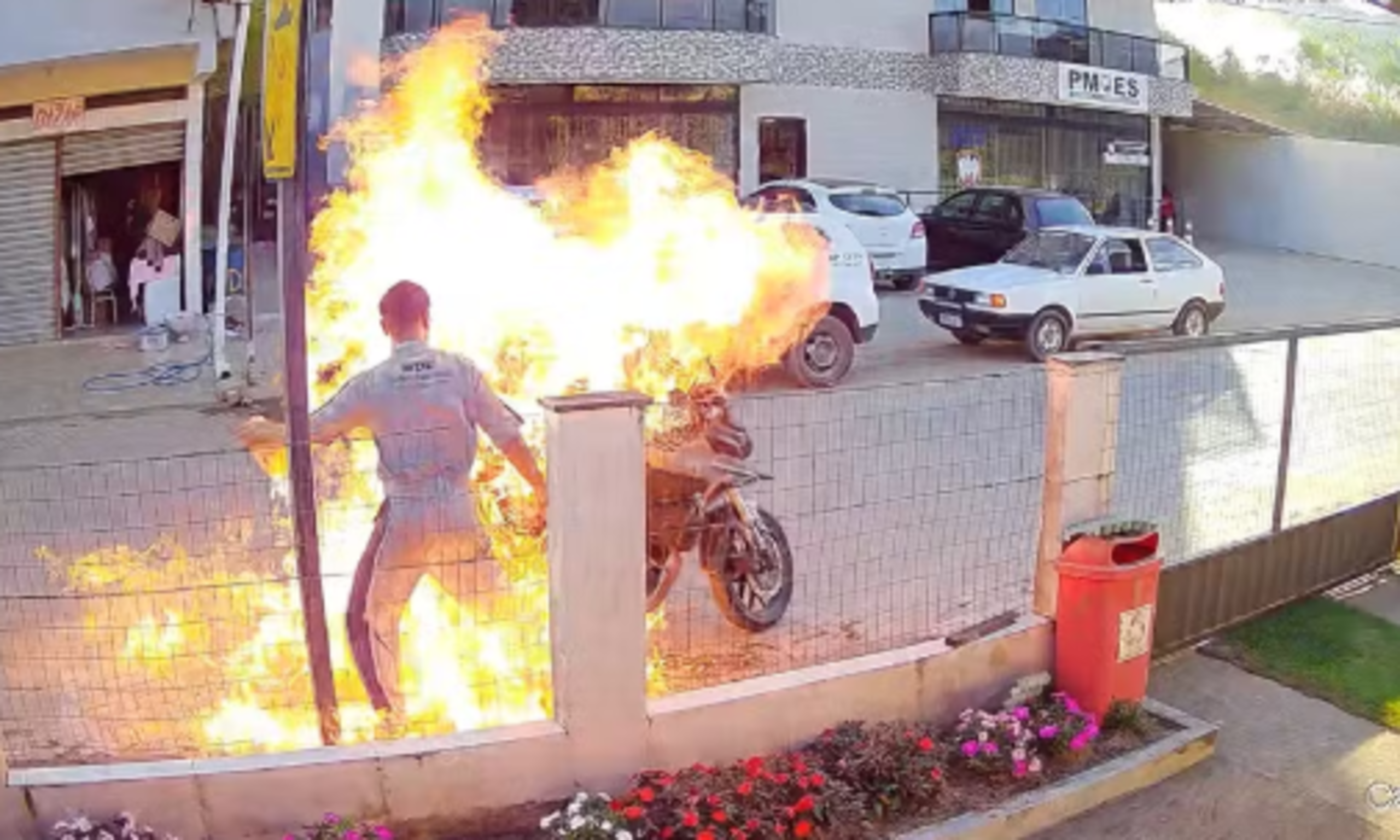 Vídeo: Homem põe fogo na própria moto em blitz no Espírito Santo