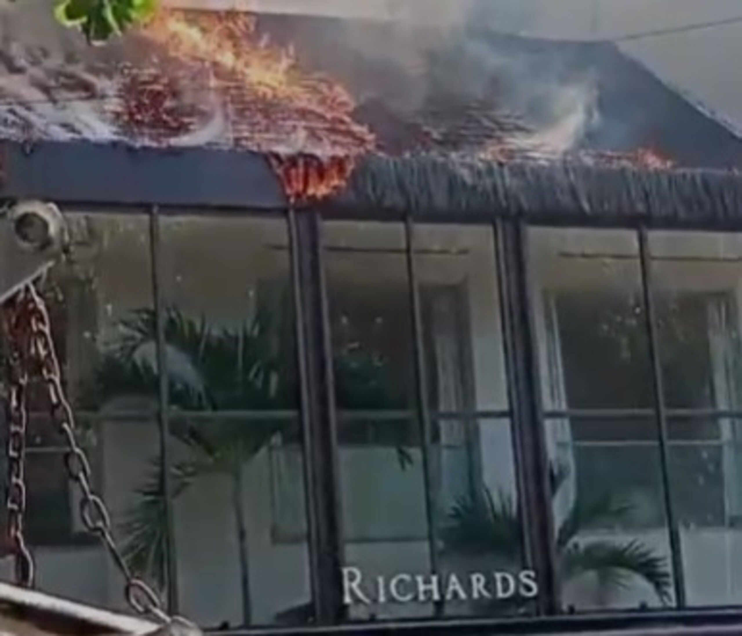 Vídeo: incêndio atinge loja Richards em Ipanema e interdita rua