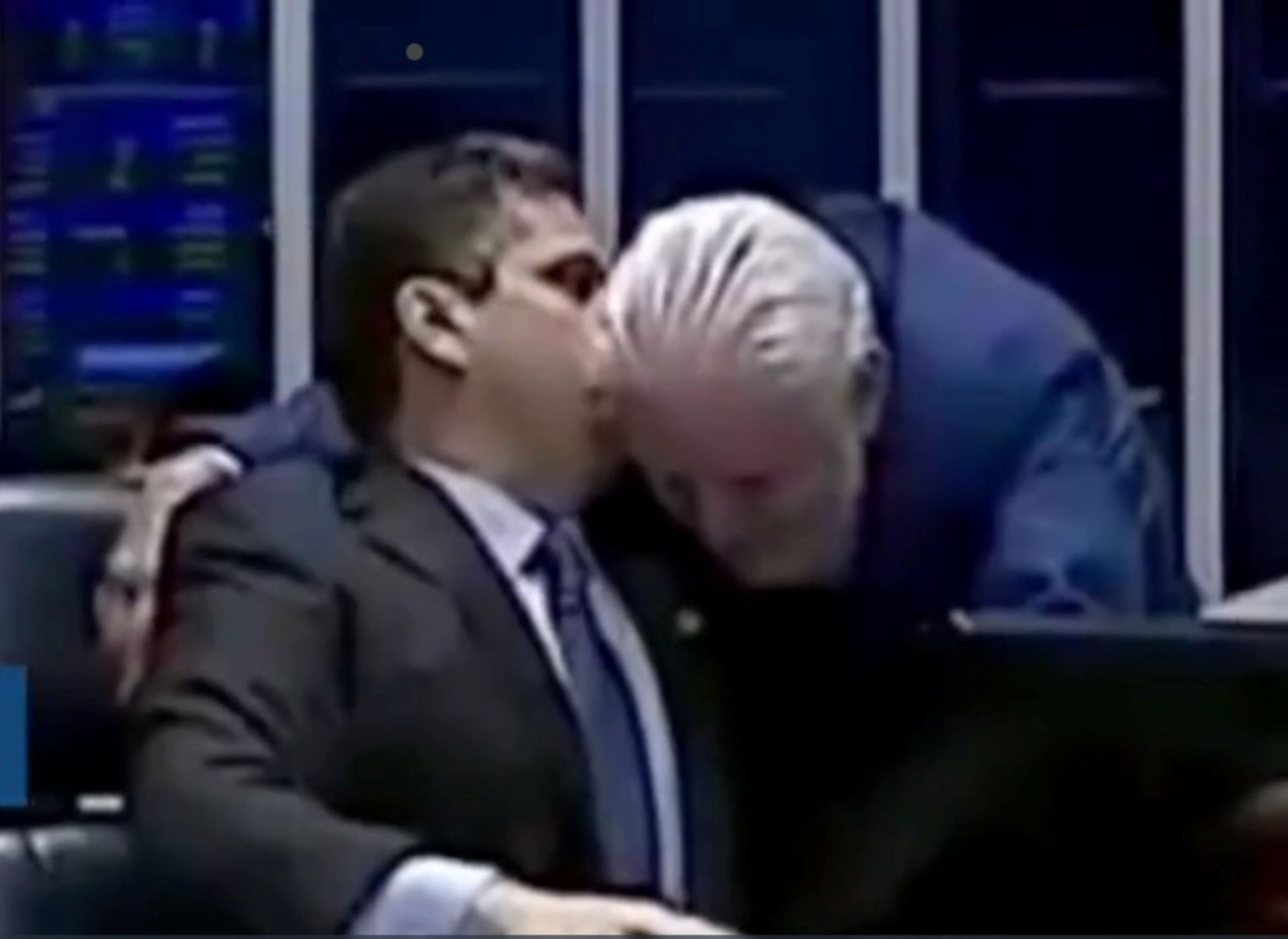 Vídeo do momento em que Alcolumbre cochicha para Jacques Wagner: ‘Vai perder por 8’