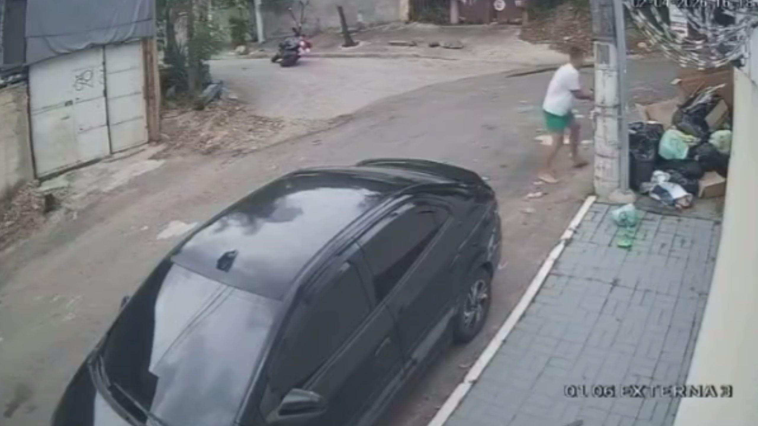 Policial militar de folga reage a tentativa de assalto e suspeito vai preso em Nova Iguaçu; vídeo