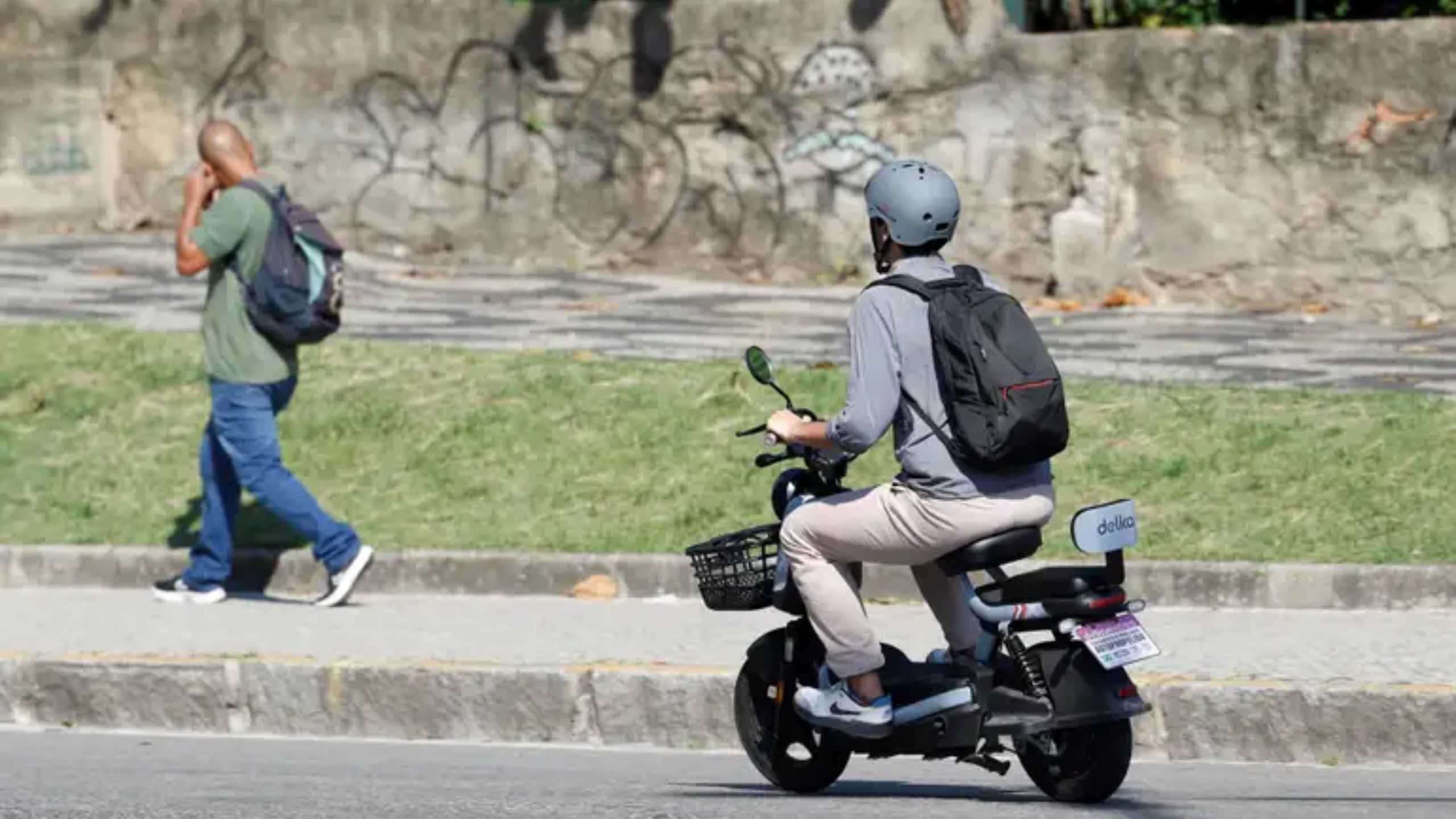 Na prática, o que muda com o novo decreto que regulamenta veículos elétricos e ciclomotores no Rio?