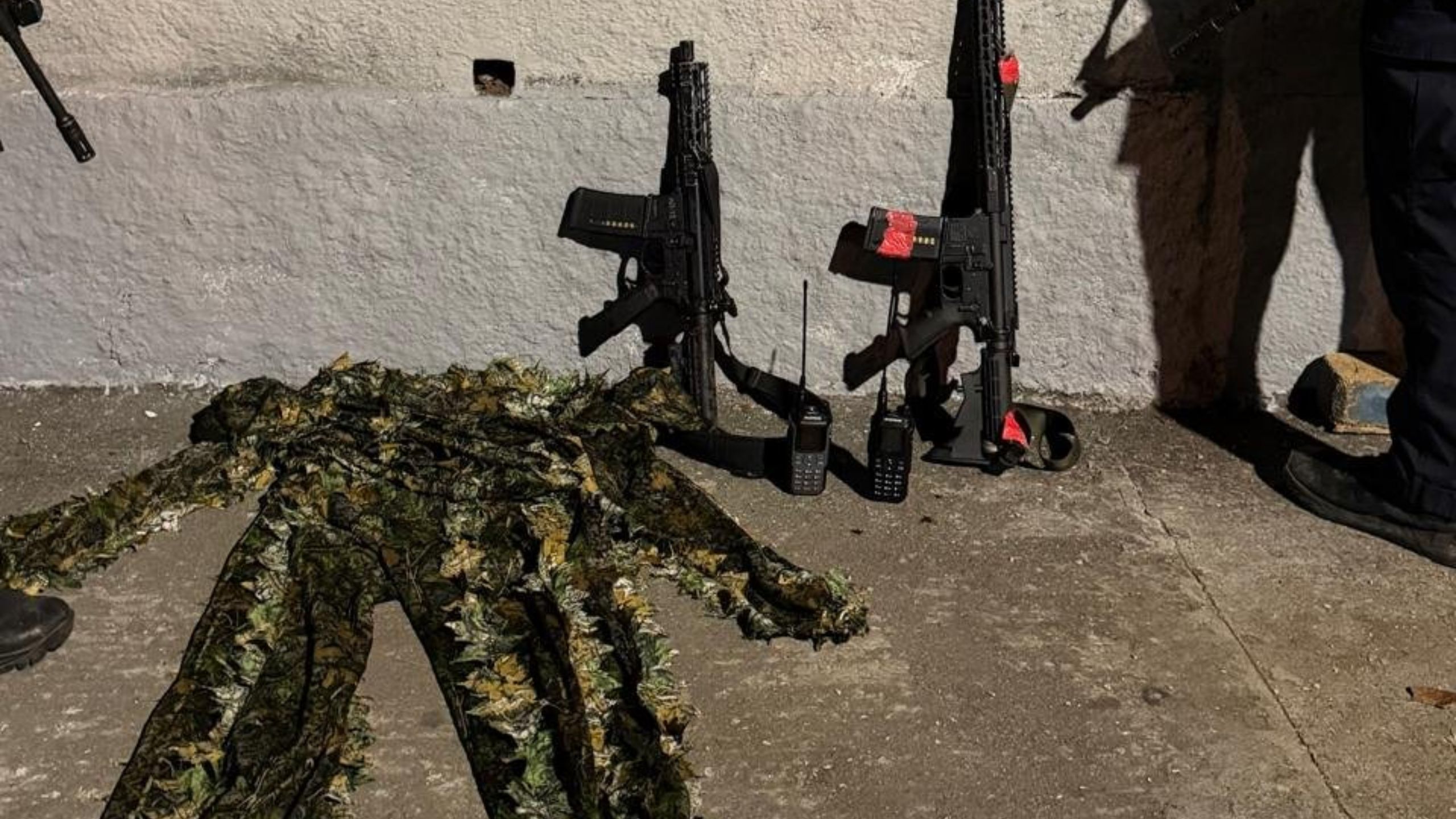 Tiroteio entre PMs e traficantes termina com suspeitos feridos em Costa Barros