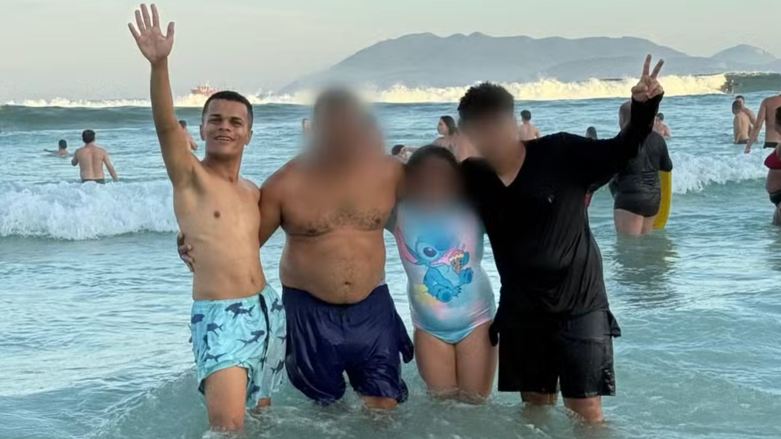 Bombeiros seguem buscas por mineiro que desapareceu no mar em Cabo Frio